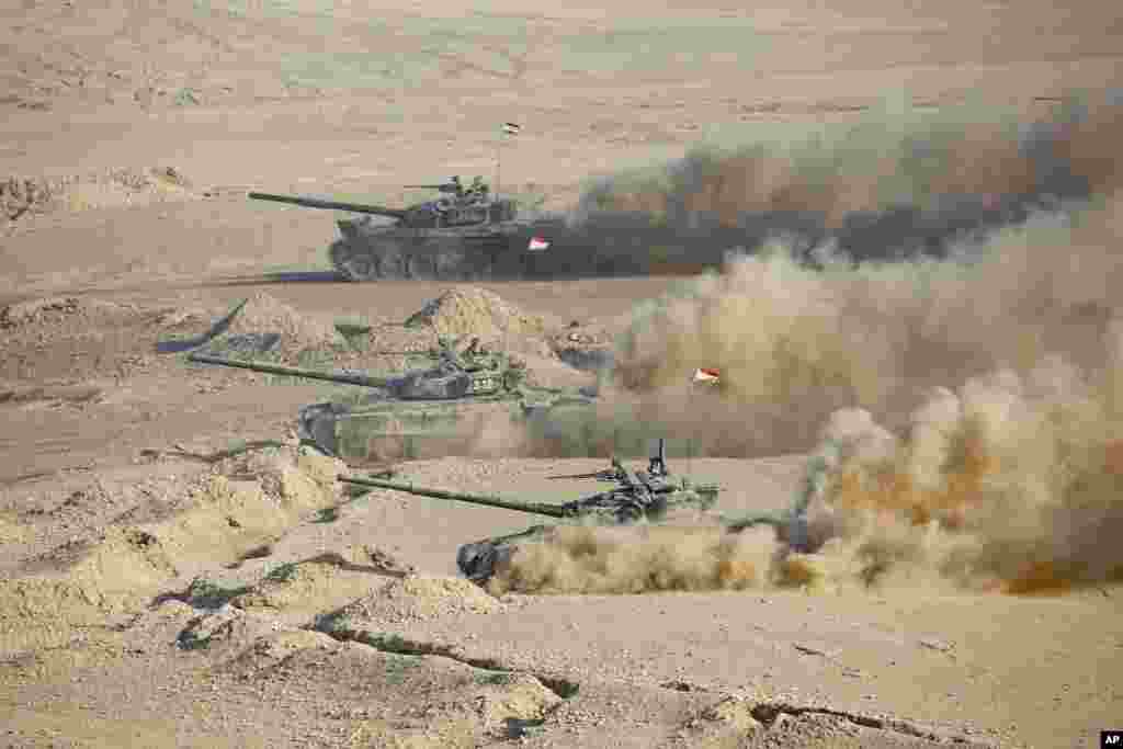 Tajikistan&#39;s tanks roll during a joint military drills by Russia and Uzbekistan at Harb-Maidon firing range about 20 kilometers (about 12 miles) north of the Tajik border with Afghanistan, in Tajikistan.