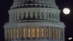 El domingo los legisladores estuvieron sesionando hasta tarde en el Congreso en busca de un acuerdo. 