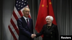 Wakil Perdana Menteri China Liu He (kiri) dan Menteri Keuangan Amerika Janet Yellen berjabat tangan usai pertemuan di Zurich, Swiss, Rabu (18/1). 