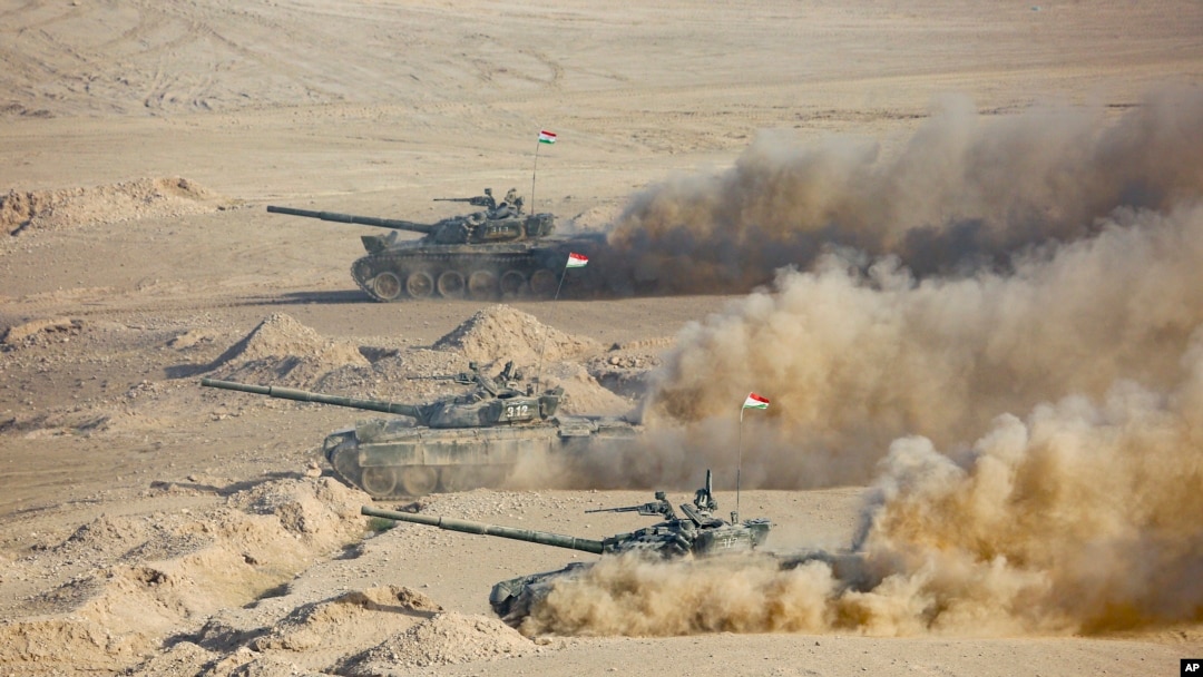Tank-tank Tajikistan saat latihan militer bersama dengan Rusia dan Uzbekistan di lapangan tembak Harb-Maidon sekitar 20 kilometer utara perbatasan Tajikistan dengan Afghanistan, di Tajikistan, Selasa, 10 Agustus 2021. (Foto: AP)