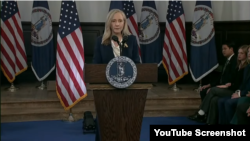 애비게일 스팬버거 버지니아 주지사가 24일 밤 트럼프 대통령의 국정연설 직후 대응 연설을 하고 있다. 