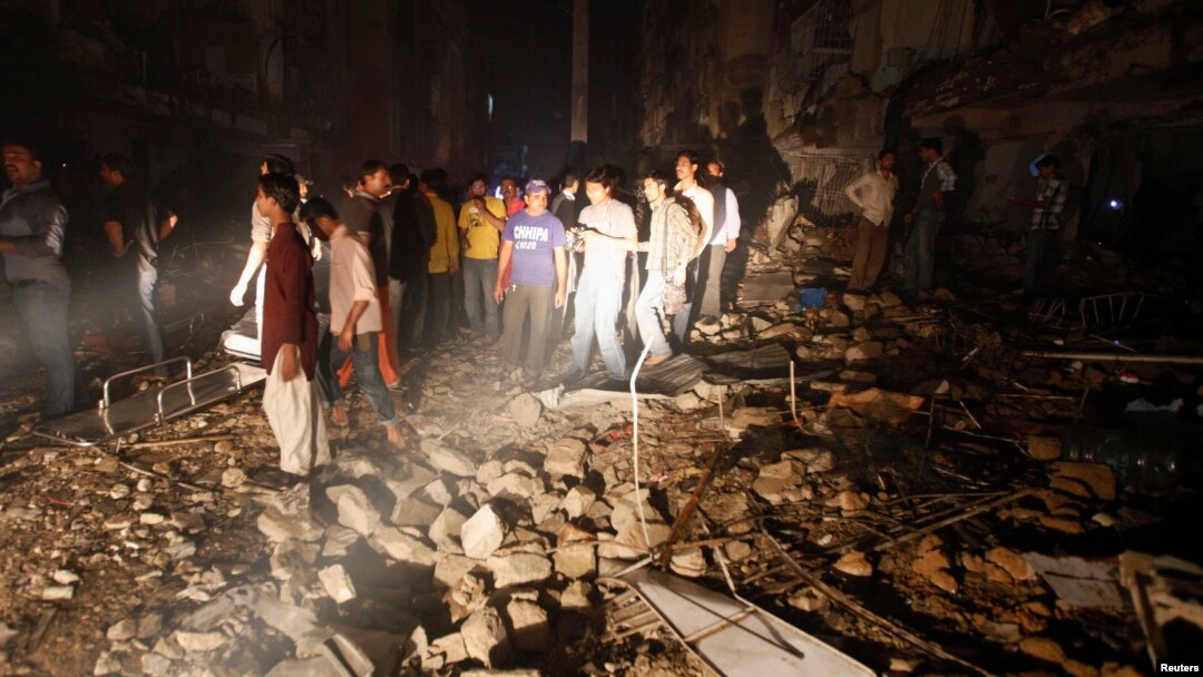 Warga dan petugas penyelamat di lokasi pemboman di kota Karachi, Pakistan hari Minggu (3/3). 
