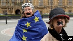 Des opposants au Brexit manifestent devant le Parlement britannique à Londres, après le déclenchement de la procédure de sortie de l'UE, le 29 mars 2017.