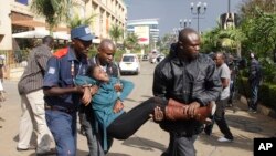 Des volontaires évacuent des personnes blessées lors de l’attaque au super marché Westgate Mall près de l’ambassade américaine à Nairobi, Kenya, 21 septembre 2013.