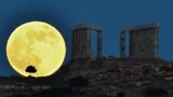 ماه تمام غول پیکر، پشت معبد یونانی پوزئیدون در 65 کیلومتری جنوب آتن می درخشد.
