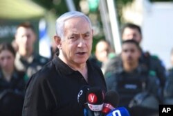 El primer ministro israelí, Benjamin Netanyahu, se reúne con la policía fronteriza israelí en Lod, cerca de Tel Aviv, el 13 de mayo de 2021.