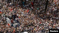 Os líderes da oposição venezuelana fazem uma marcha durante as disputadas eleições presidenciais, em Caracas