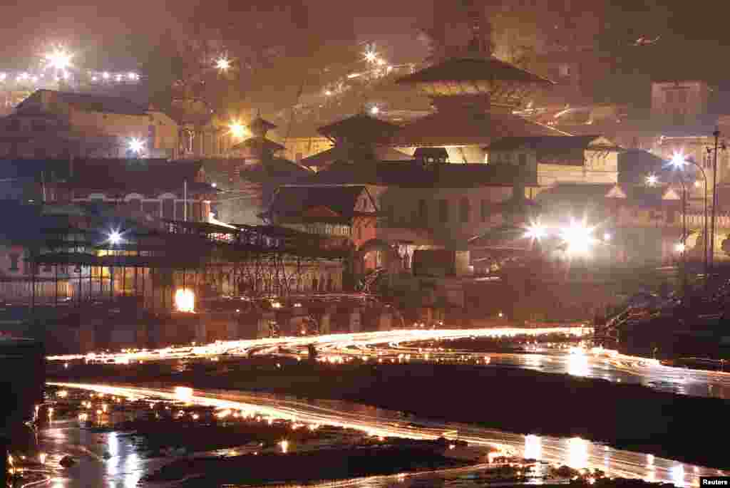 Lentera-lentera minyak yang dipersembahkan oleh warga tampak menerangi Sungai Bagmati dan mengalir melalui Kuil Pashupatinath, dalam festival Bala Caturdasi, di Kathmandu, Nepal. Festival ini dirayakan dengan menyalakan lentera dan menaburkan tujuh jenis biji-bijian yang dikenal sebagai &#39;sat biu&#39; sebagai penghormatan terhadap para leluhur. &nbsp;