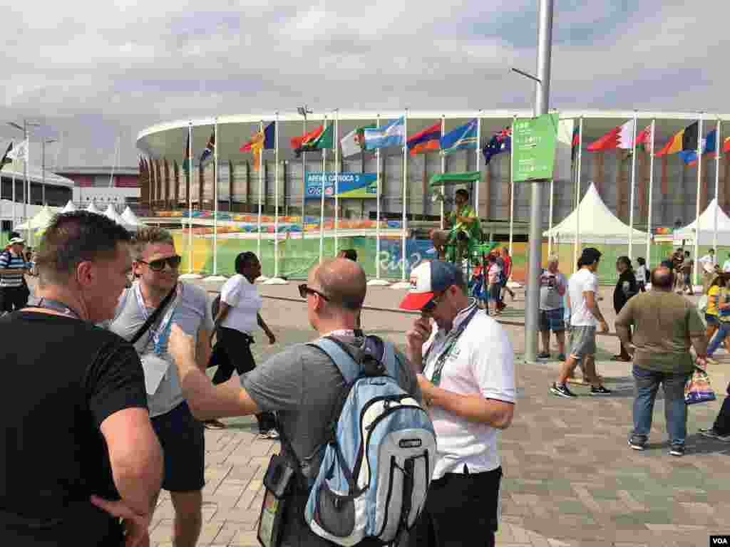 Spectators wander around the venues at the Olympic Games in Rio de Janeiro, Brazil, Aug. 8, 2016. (P. Brewer/VOA)