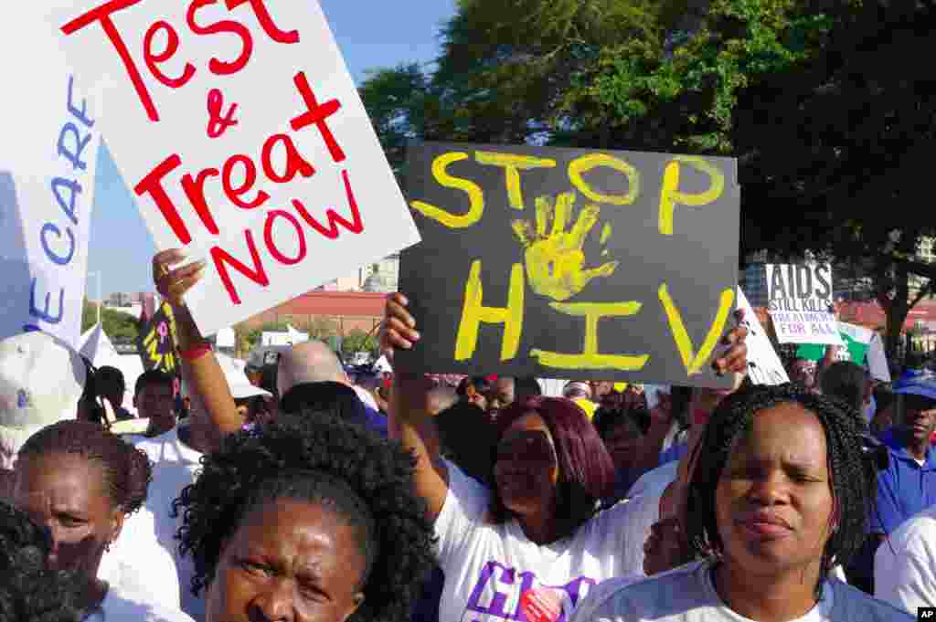 1-dekabr Xalqaro OITSga qarshi kurash kuni deb e&#39;lon qilinganiga 31 yil to&#39;ldi. Dunyo bo&#39;ylab ushbu kasallikka chalinganlarning hayoti uzaygan, tibbiy yordam ko&#39;lami kengaygan. Biroq o&#39;limlar soni kamaygan emas. BMTning Bolalar fondi tarqatgan ma&#39;lumotga ko&#39;ra, dunyoda har yili 300 dan ziyod bola OITS kasalligidan jon bermoqda.&nbsp;