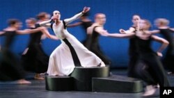 Dancer Fang-Yi Sheu from Taiwan, in white dress, performs sketches from "Chronicle" in Cologne, Germany, in July 2006 at the start of a European tour by the Martha Graham Dance Company