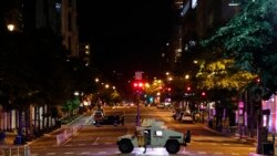 Një automjet ushtarak qëndron në mes të K Street në kryeqytetin amerikan