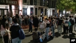 En esta imagen tomada de un video, manifestantes que protestan por la guerra entre Israel y Hamás se encuentran cerca del campus de la Universidad George Washington, en Washington, D.C. el miércoles 8 de mayo de 2024.