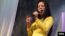 A Vietnamese singer at a church fund raiser in Houston. (G. Flakus/VOA)