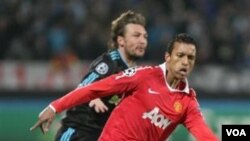 Penyerang MU asal Portugal Nani merebut bola dari bek Marseille Gabriel Heinze dalam leg pertama putaran 16 besar Liga Champions hari Rabu (23/2) di Perancis. Nani akan absen pada pertandingan leg kedua minggu depan akibat cedera.