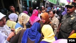 Walikota Surabaya Tri Rismaharini di tengah pekerja seks dari tempat lokalisasi Tambak Asri. (VOA/Petrus Riski)