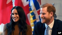 El príncipe Harry de Gran Bretaña y su esposa, Meghan, dijeron que planean "dar un paso atrás" como miembros de alto rango de la familia real y "trabajar para ser financieramente independientes". 