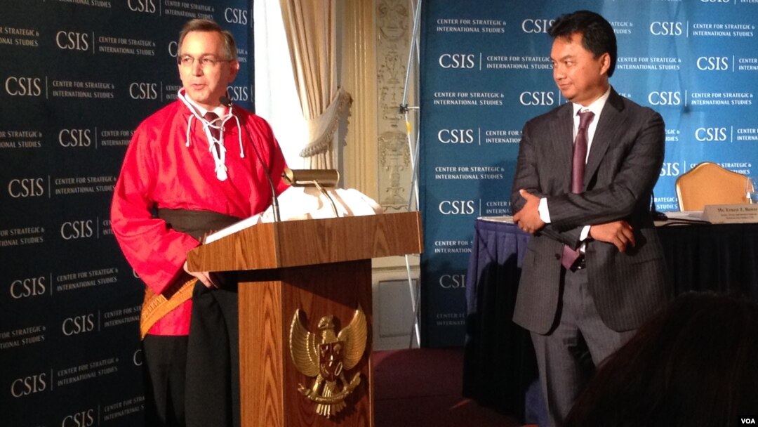 Mantan Dubes AS untuk Indonesia, Scot Marciel memberikan sambutan setelah menerima gelar 'Pendekar Kehormatan' dari perguruan silat Al-Azhar di Washington DC, disaksikan Dubes RI untuk AS, Dino Patti Djalal, usai pertemuan CSIS mengenai 'Kemitraan AS-Indonesia' di KBRI Washington, DC hari Rabu 25/9 (foto: VOA/Vina Mubtadi).