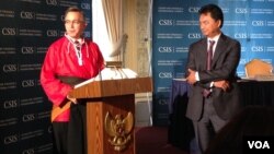 Mantan Dubes AS untuk Indonesia, Scot Marciel memberikan sambutan setelah menerima gelar 'Pendekar Kehormatan' dari perguruan silat Al-Azhar di Washington DC, disaksikan Dubes RI untuk AS, Dino Patti Djalal, usai pertemuan CSIS mengenai 'Kemitraan AS-Indonesia' di KBRI Washington, DC hari Rabu 25/9 (foto: VOA/Vina Mubtadi).