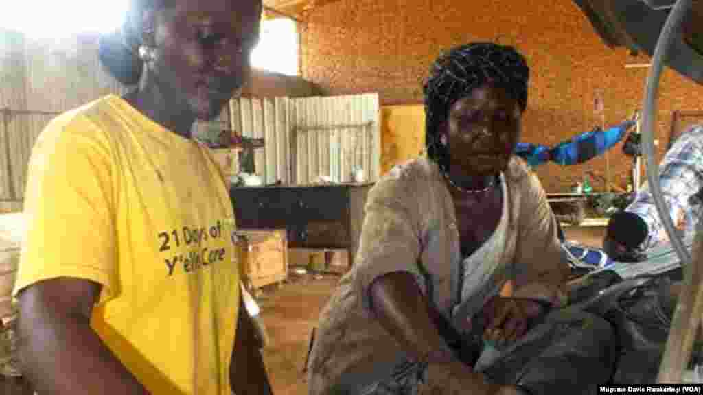 Mécaniciennes d&rsquo;autos, Elizabeth Yacob (G) et Diane Andrew, travaillent sur un véhicule au garage Juba-Auto de l&#39;Université, dans la capitale du Sud Soudan.