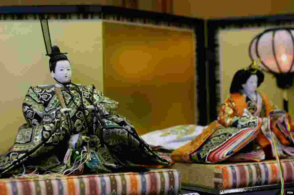 جاپان کے شاہی خاندان کی گڑیاں۔ ان کے لباس روایتی ہیں۔&rsquo;جاپان فاوٴنڈیشن&lsquo; کے مطابق سن 794 ء سے 1185ء تک شاہی خاندان کے افراد اسی طرز کا لباس زیب تن کیا کرتے تھے۔