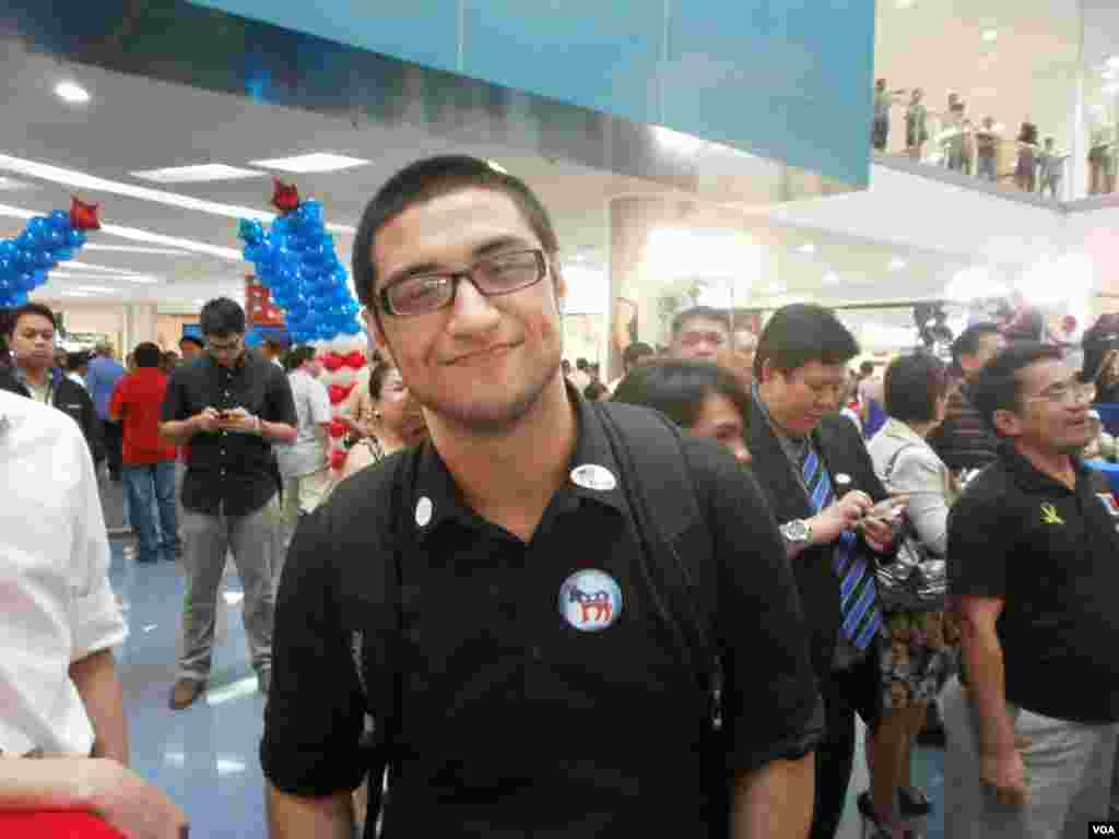 Derek Obryan, 21, mahasiswa Filipina keturunan Amerika mengatakan ia menyukai Obama karena &quot;ia berusaha mengubah dan memberikan contoh yang berbeda untuk dunia.&quot; (S. Orendain/VOA)