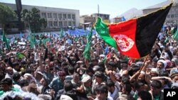 Những người ủng hộ ứng cử viên tổng thống Abdullah tham gia biểu tình trong thủ đô Kabul phản đối gian lận bầu cử 27/6/14