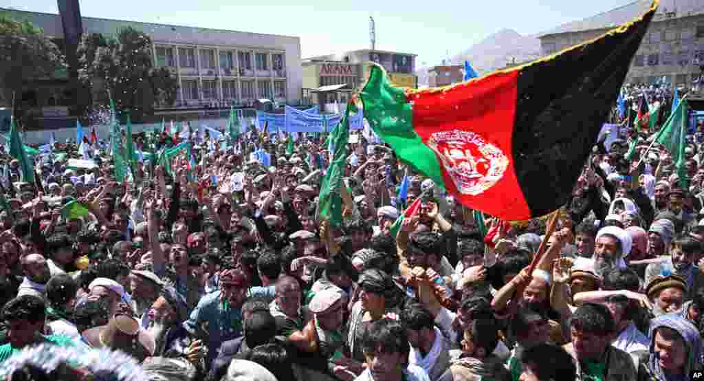 Thousands of angry protesters march on the Afghan president&#39;s palace in support of candidate Abdullah Abdullah, who claims that mass fraud was committed during the presidential election, Kabul, June 27, 2014. 