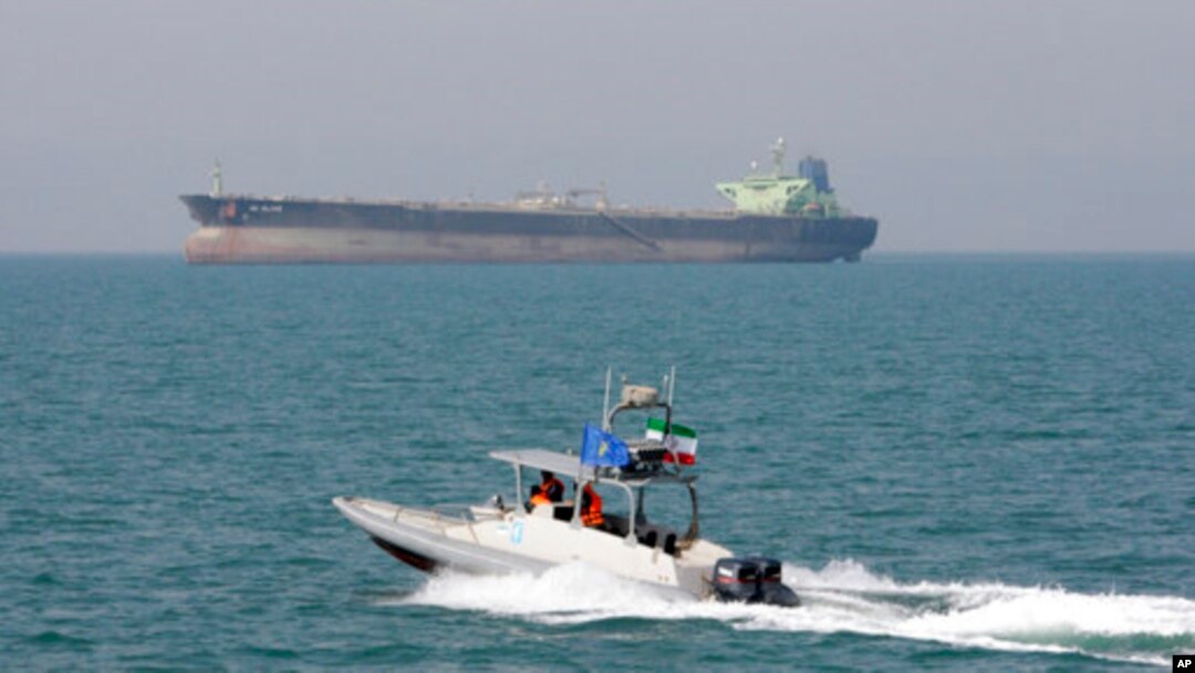 Perahu motor garda revolusi Iran melakukan patroli di Teluk Persia, sementara sebuah kapal tanker tampak di belakang (foto: ilustrasi). 