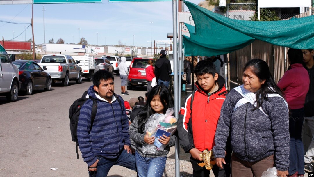 Keluarga Gonzalez dari Guatemala, yang mengajukan permohonan suaka di AS, di Nogales, Meksiko, di perbatasan AS, 3 Januari 2020. 