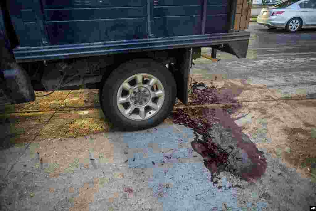 La sangre mancha la calle después de los tiroteos.