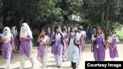 করোনার কারণে দীর্ঘ ছুটি শেষে স্কুল-কলেজে যাচ্ছে শিক্ষার্থীরা 