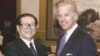 2001年8月8日，时任中国国家主席江泽民与时任美国参议院外交关系委员会主席的约瑟夫·拜登在北戴河会面。（法新社）