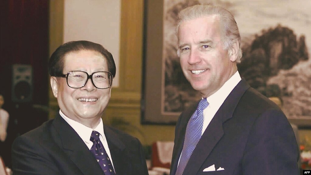 2001年8月8日，时任中国国家主席江泽民与时任美国参议院外交关系委员会主席的约瑟夫·拜登在北戴河会面。（法新社）(photo:VOA)