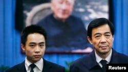 Politisi tersingkir China, Bo Xilai (kanan) dan anak laki-lakinya Bo Guagua di Beijing tahun 2007 (Foto: dok). Bo Guagua meragukan keadilan proses hukum atas sidang korupsi ayahnya yang akan mulai disidang pekan ini.