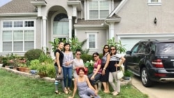 ຍາງນາງສະໝອນ (ນັ່ງທາງໜ້າ) ພ້ອມກັບລູກຫລານ ແລະພີ່ນ້ອງ