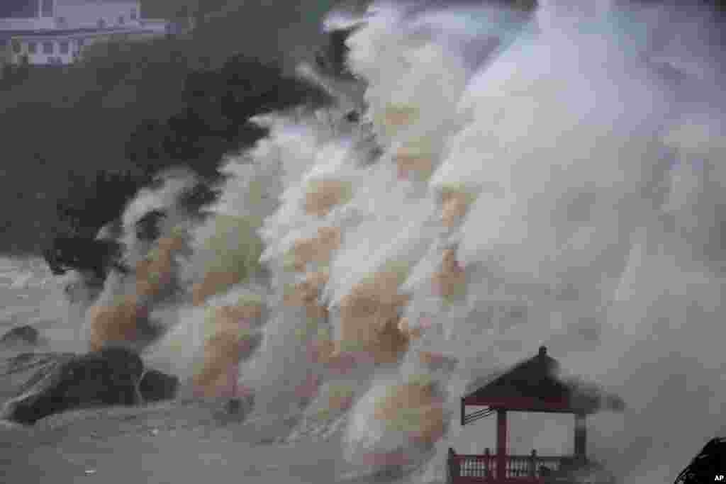 태풍 마리아가 상륙한 중국 저장성 원저우의 연안. 태풍 마리아가 중국에 상륙하면서 최소 10명이 사망하고 수십만 명이 대피했다.&nbsp;