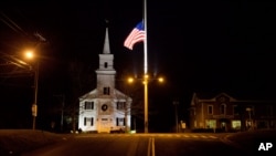 Cờ rủ trước một nhà thờ trên đường Main Street tối 15/12/2012, tưởng niệm các nạn nhân trong vụ thảm sát ở trường học tại Newtown, Connecticut