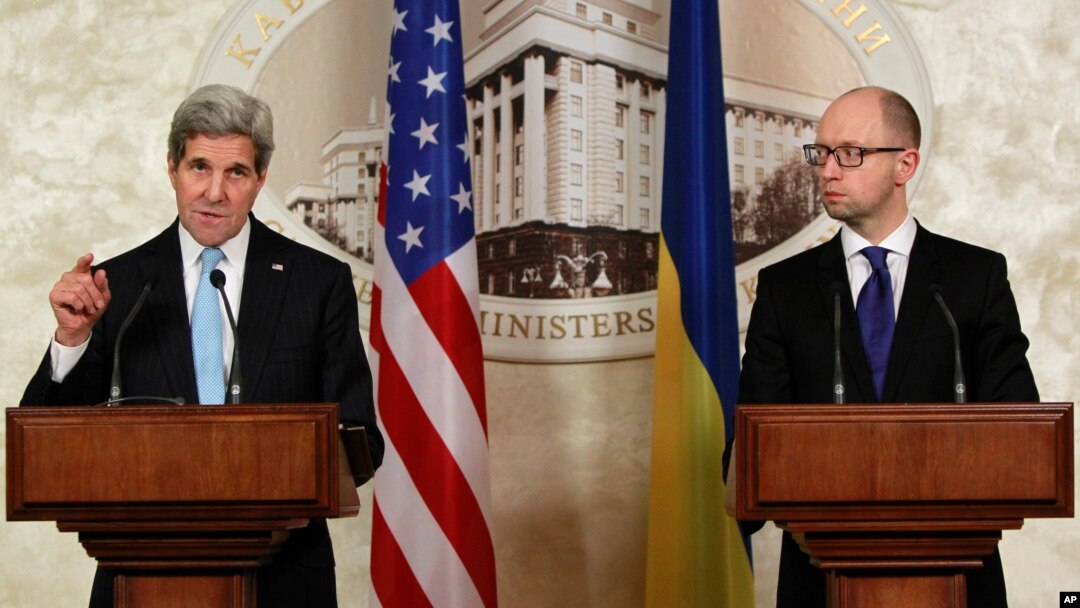 Menlu AS John Kerry (kiri) menyalahkan separatis dan Rusia, dalam konferensi pers bersama PM Arseniy Yatsenyuk di Kyiv, Kamis (5/2).