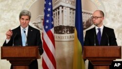 Menlu AS John Kerry (kiri) menyalahkan separatis dan Rusia, dalam konferensi pers bersama PM Arseniy Yatsenyuk di Kyiv, Kamis (5/2).