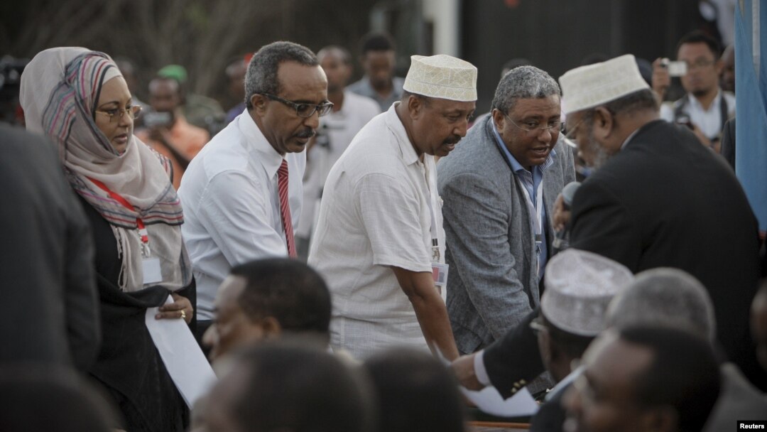 Para anggota parlemen Somalia saat acara sumpah jabatan di Mogadishu bulan Agustus. Parlemen akan memilih Presiden baru Somalia hari Senin (10/9). 