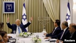 El presidente israelí junto con miembros de la Lista Unida, en Jerusalén el domingo 22 de septeimbre de 2019. 