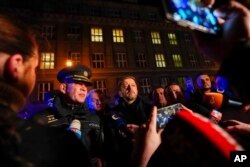 Kepala Polisi Praha Martin Vondrasek (kiri) dan Menteri Dalam Negeri Ceko Vit Rakusan (tengah) menjawab pertanyaan wartawan mengenai penembakan massal di Praha, Ceko, Kamis, 21 Desember 2023. (Foto: Petr David Josek/AP Photo)