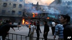 Warga Syiah yang marah berkumpul setelah membakar sebuah pasar di dekat masjid dan sekolah Sunni di Rawalpindi, Pakistan (15/11).