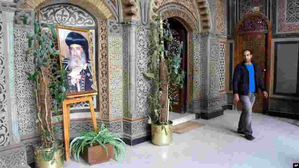 Pope Shenouda's photograph outside the Hanging Church in Coptic Cairo, Egypt. March 19, 2012 (VOA-E. Arrott) 