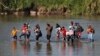 Mexico Begins Flying, Busing Migrants Back to Honduras 