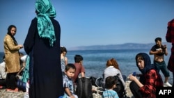 بحیرہ روم کے پرخطر سفر کے بعد ترکی سے چوری چھپے یونان کے ساحل پر پہنچنے والے افغان پناہ گزینوں کا ایک گروپ۔ 3 اگست 2018