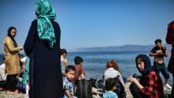 Pengungsi Afghanistan tiba di Kepulauan Lesbos, Yunani, setelah menyeberangi Laut Aegean dari Turki dengan menaiki perahu, 6 Agustus 2018. (Foto: AFP)