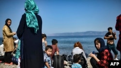 터키 연안에서 에게해를 건넌 아프가니스탄 난민들이 지난 6일 그리스 레스보스섬 바닷가에 모여있다.
