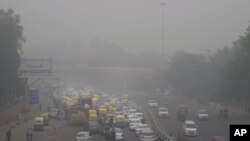 Suasana di salah satu persimpangan kota New Delhi, saat ibukota India tersebut diselimuti kabut asap, 3 November 2019.